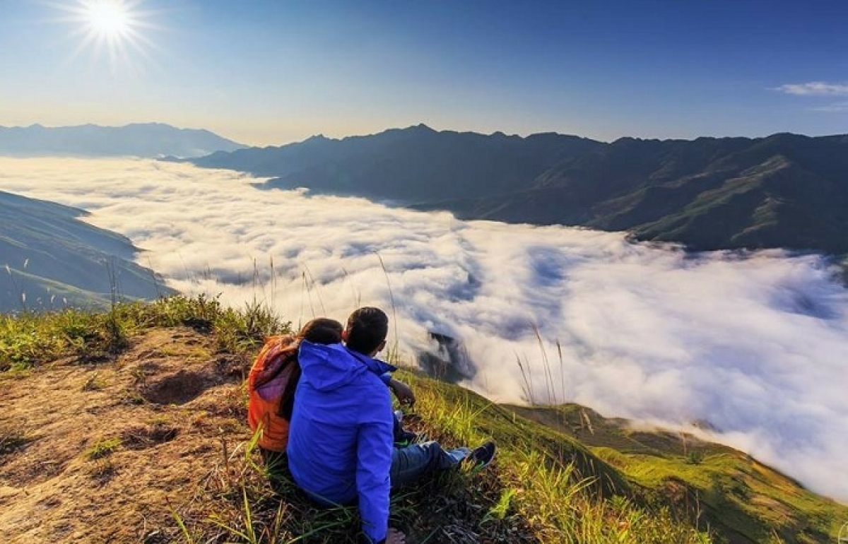 Màu trắng của mây, màu vàng của nắng hòa vào làm một tạo nên bức tranh tuyệt diệu giữa miền sơn cước