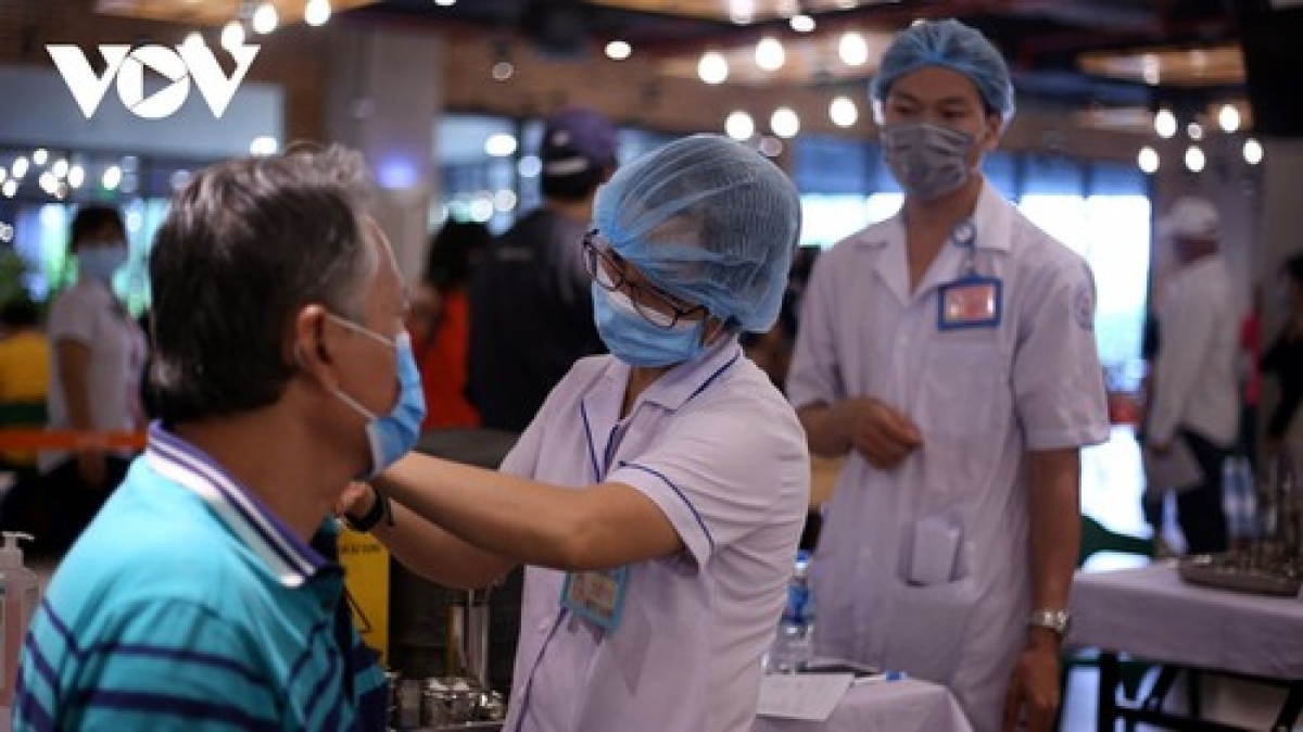 Tiêm vaccine phòng Covid-19 cho người thuộc nhóm nguy cơ