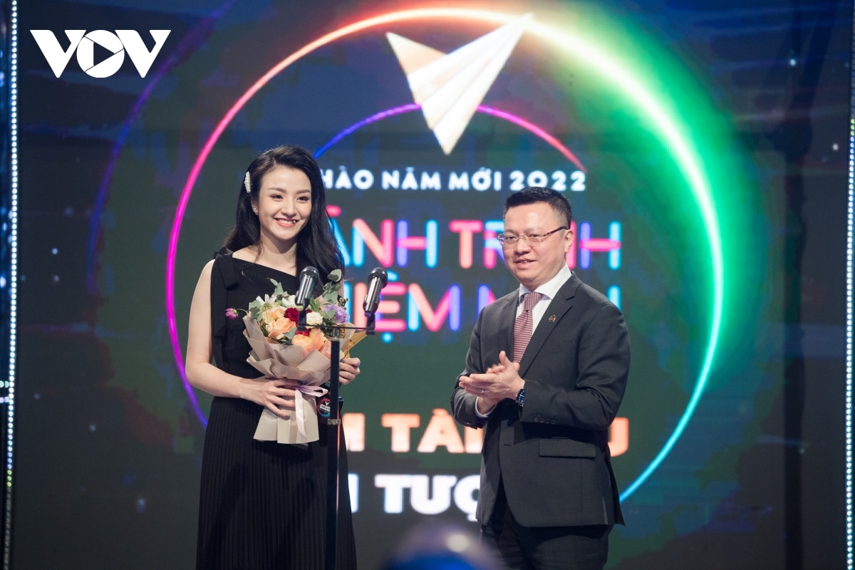 Ông Lê Quốc Minh, Ủy viên TW Đảng, Phó trưởng ban Tuyên giáo TW, Tổng biên tập báo Nhân dân trao giải Phim tài liệu ấn tượng cho đại diện ê-kíp phim Hoà hợp dân tộc - Chuyện chưa kể