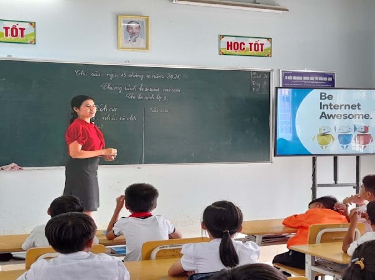 Trường tiểu học Đăk Rve, Kon Tum trong giờ học về an toàn mạng của dự án: