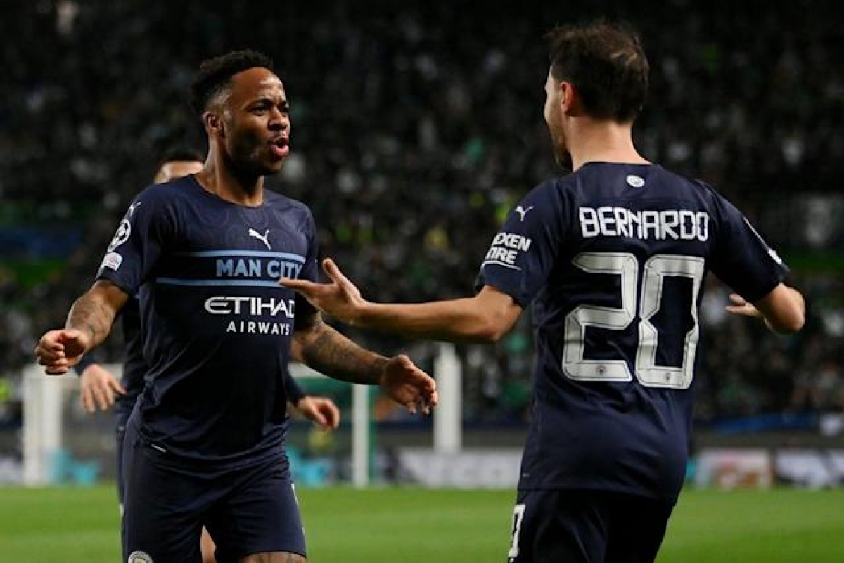 Raheem Sterling ấn định chiến thắng giòn giã cho Man City (Ảnh: Internet)