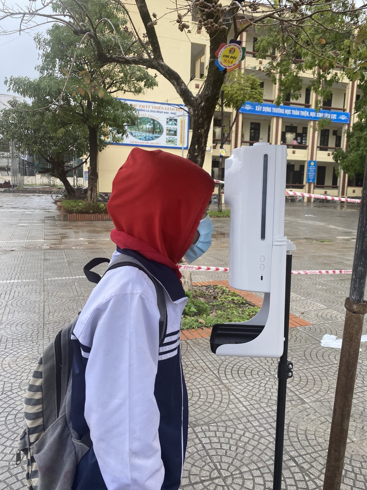 Học sinh đo thân nhiệt và rửa tay sát khuẩn