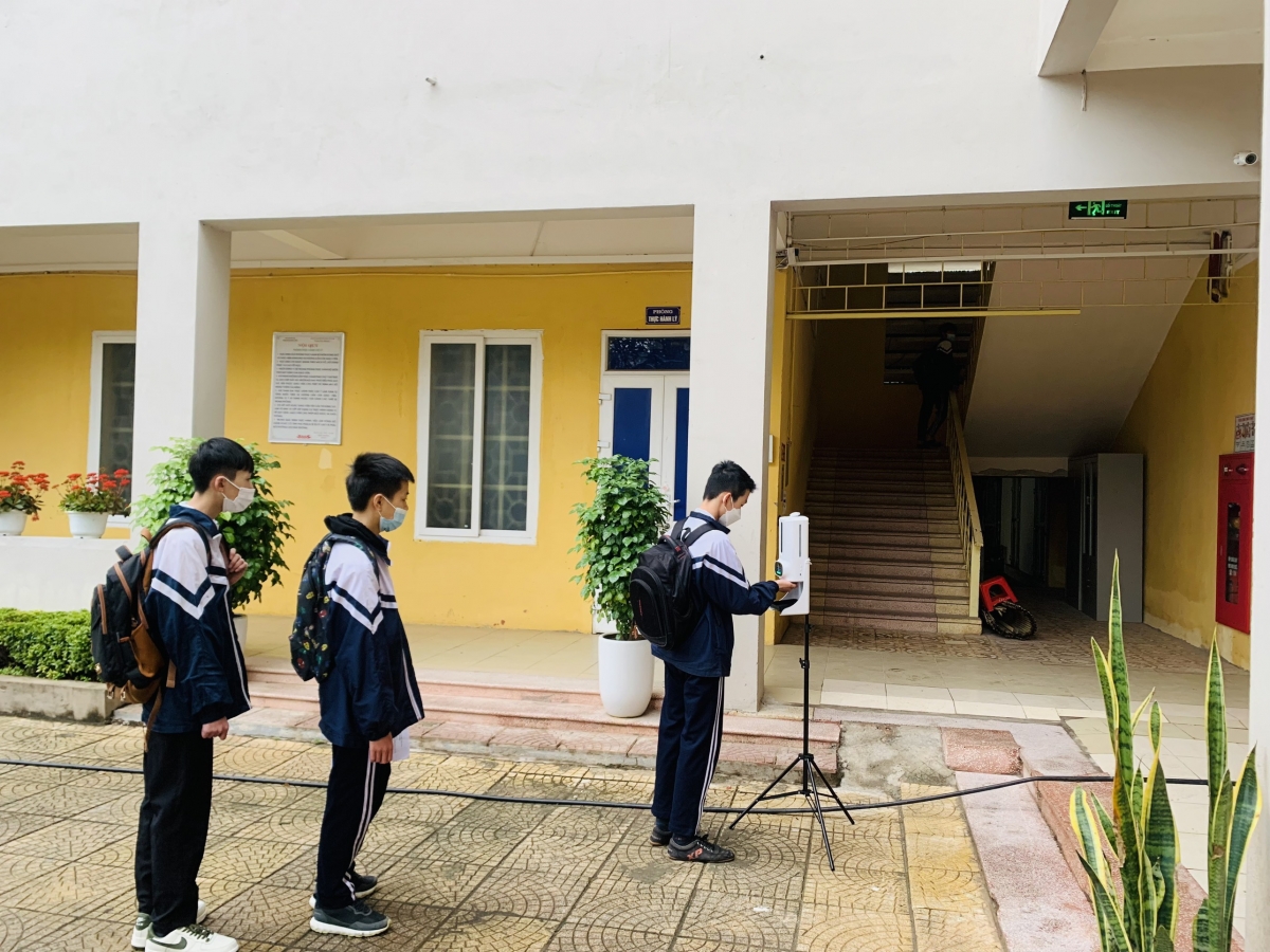 Các em học sinh rửa tay sát khuẩn trước khi vào phòng học