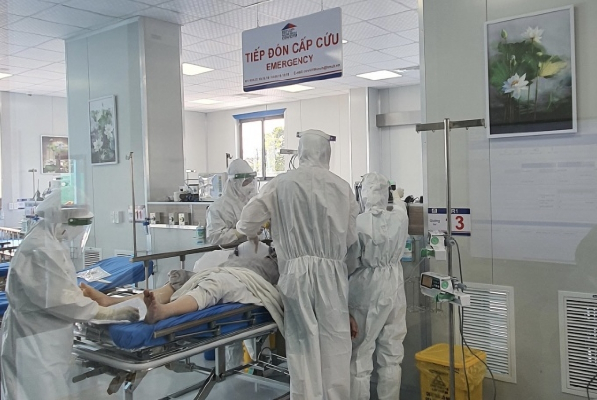Cấp cứu bệnh nhân tại BV Điều trị người bệnh Covid-19 (Hoàng Mai, Hà Nội)
