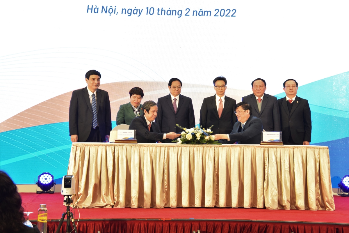Bộ trưởng Bộ GD-ĐT Nguyễn Kim Sơn và Bộ trưởng Bộ Y tế Nguyễn Thanh Long ký kết Chương trình Phối hợp giữa Bộ GDĐT và Bộ Y tế về công tác y tế trường học và chăm sóc sức khỏe học sinh, sinh viên giai đoạn 2022-2026.