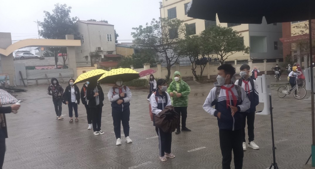 Học sinh trường THCS Đông La, Hoài Đức, Hà Nội trở lại trường học trực tiếp