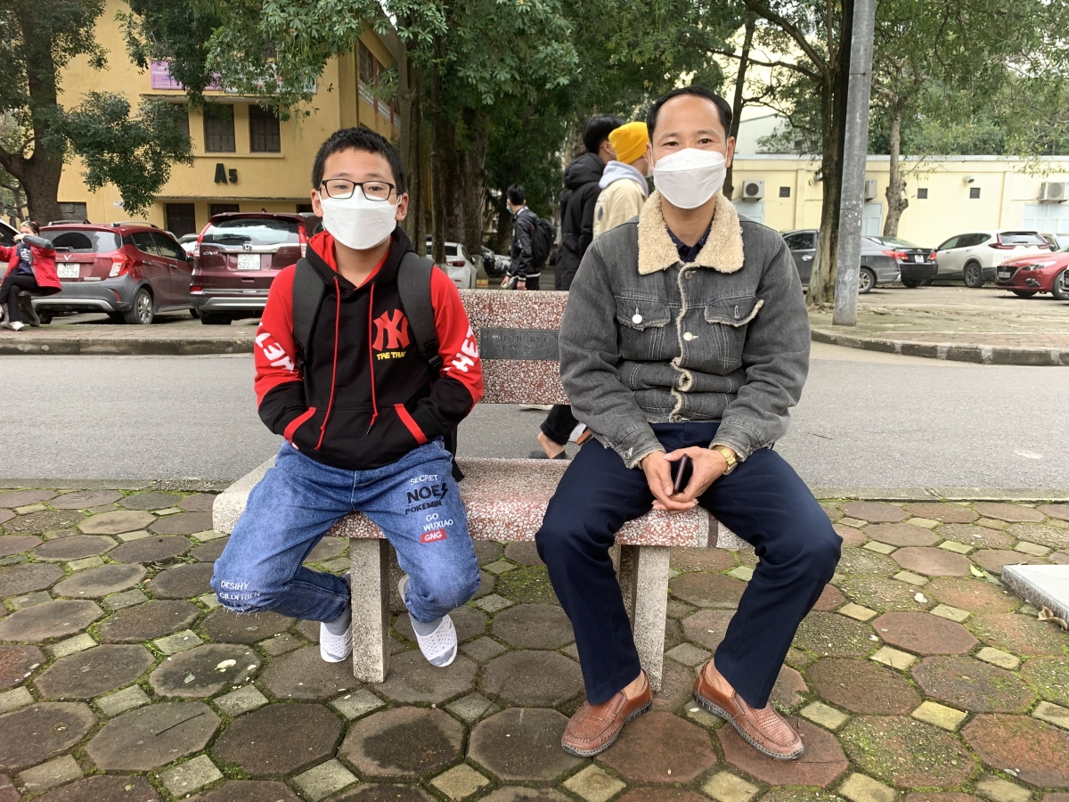 Anh Lê Sỹ Vinh chờ con nhập học 