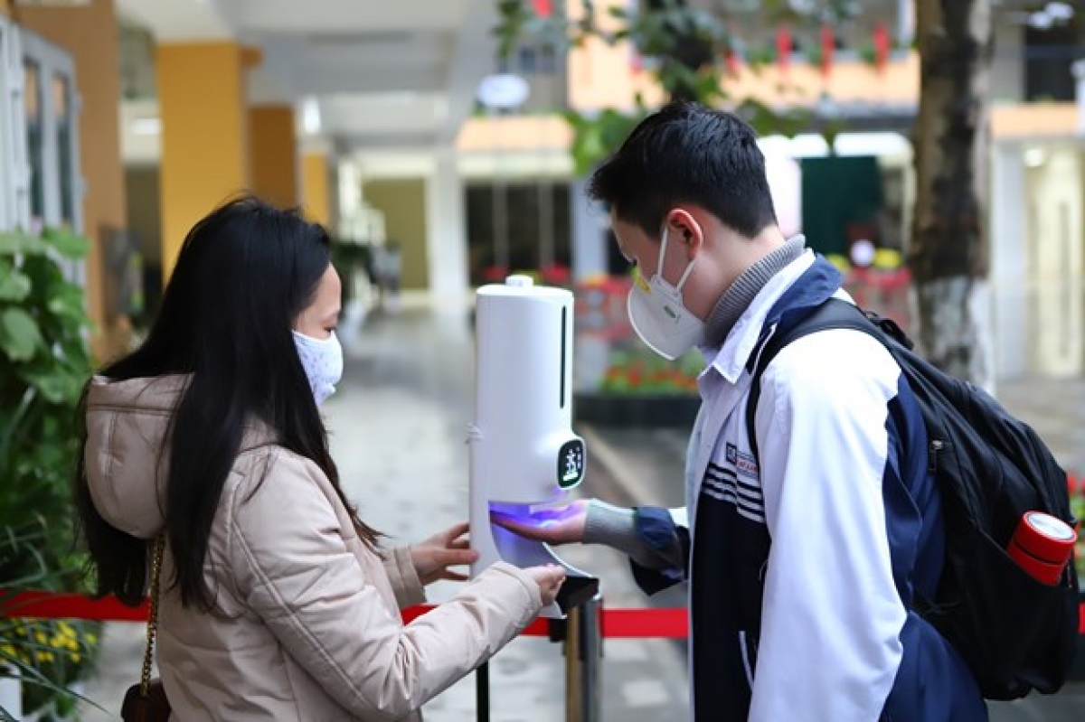 Việc tổ chức dạy học trực tiếp đang đứng trước nhiều thách thức khi số ca mắc
Covid-19 trong cộng đồng và trong trường học tăng nhanh trong những ngày qua. (Ảnh minh họa: vietnamplus.vn)