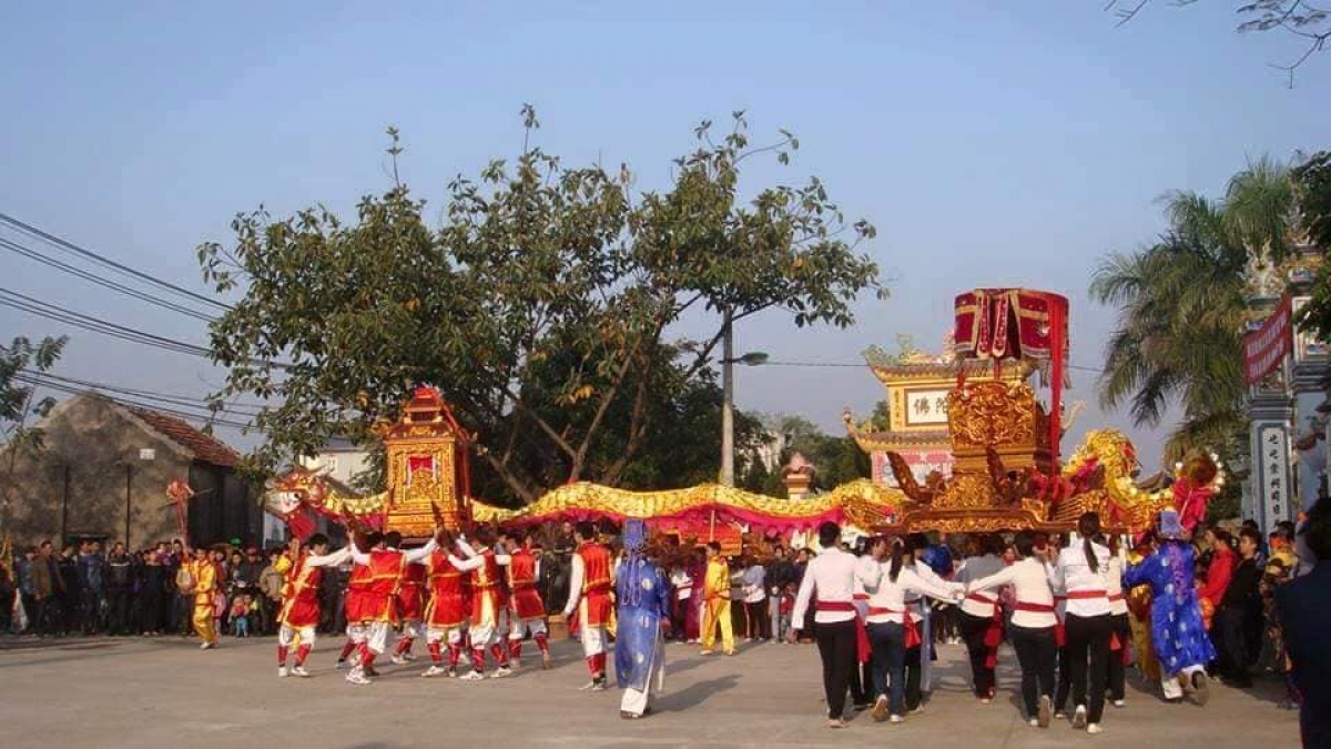 Rước kiệu trong ngày hội làng Vĩnh Thịnh                   