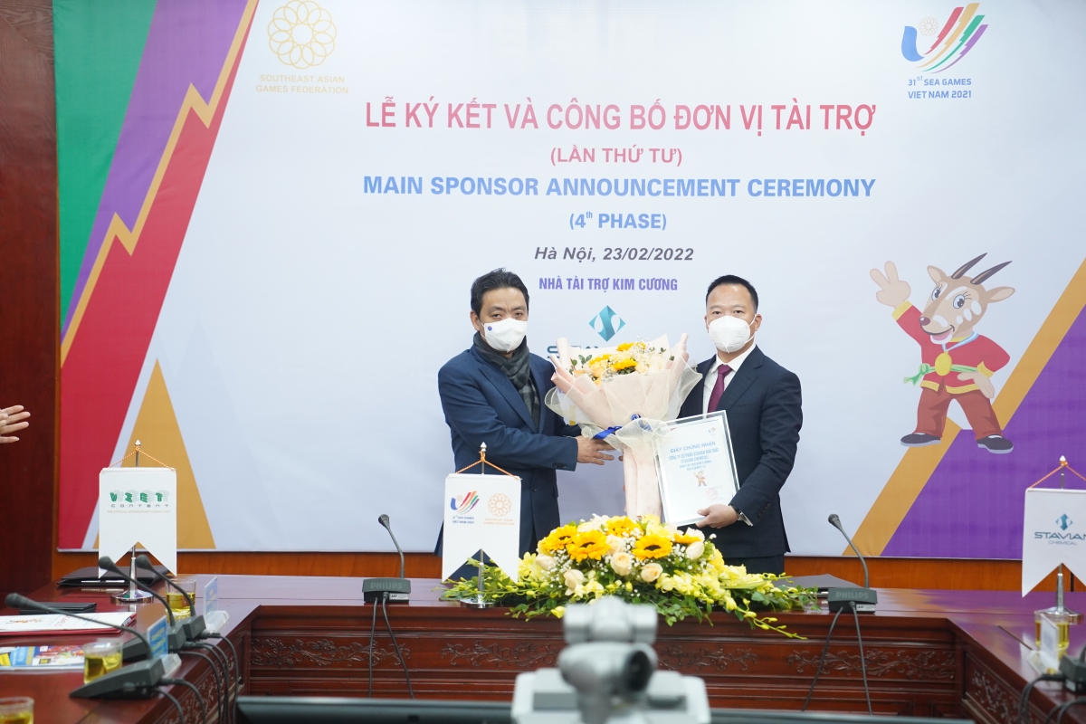 Ông Hoàng Đạo Cương trao chứng nhận Nhà tài trợ Kim cương cho ông Đinh Đức Thắng - Chủ tịch HĐQT Stavian Hóa chất 
