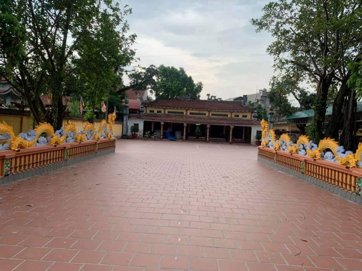 Phía trước đình làng Vĩnh Thịnh     