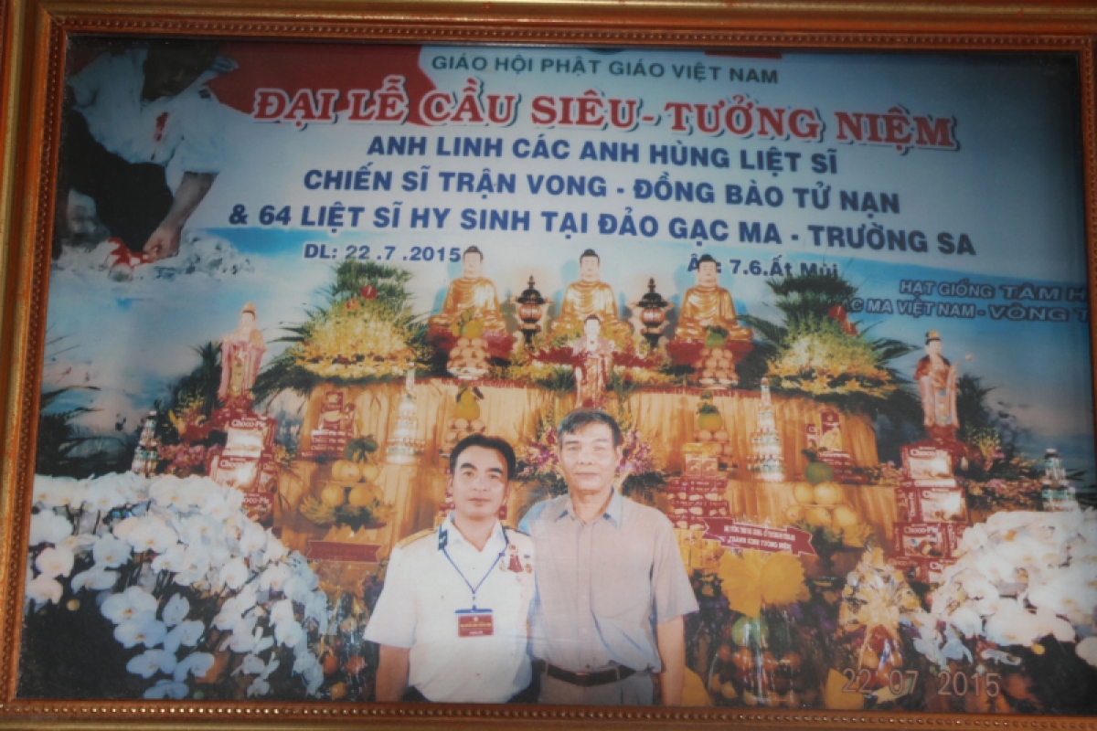 Cựu binh Lê Minh Thoa (bên trái) là 1 trong 9 chiến sĩ Hải quân Việt Nam may mắn sống sót trong trận chiến Gạc Ma - Trường Sa 