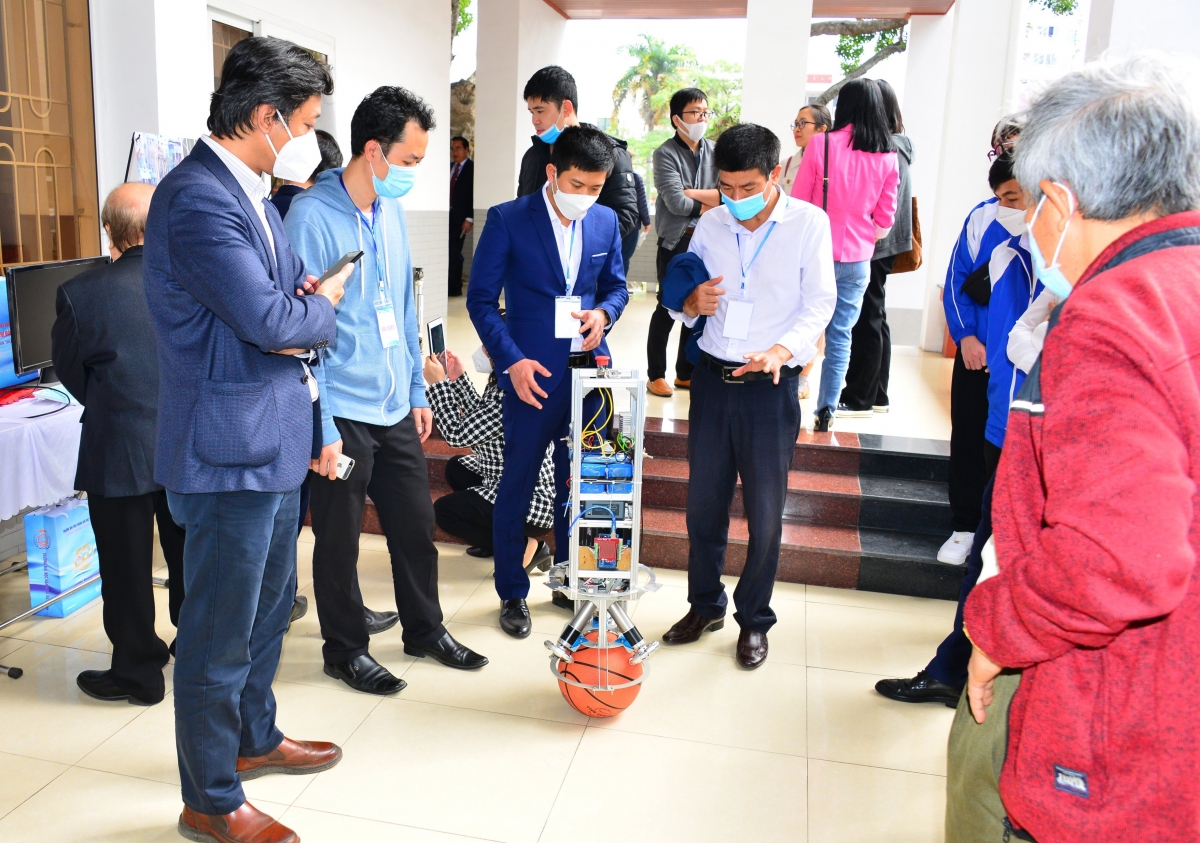 Các đại biểu tham quan, tìm hiểu mô hình, sản phẩm, công trình nghiên cứu khoa học, công nghệ của Trường Đại học Hàng hải Việt Nam. 
