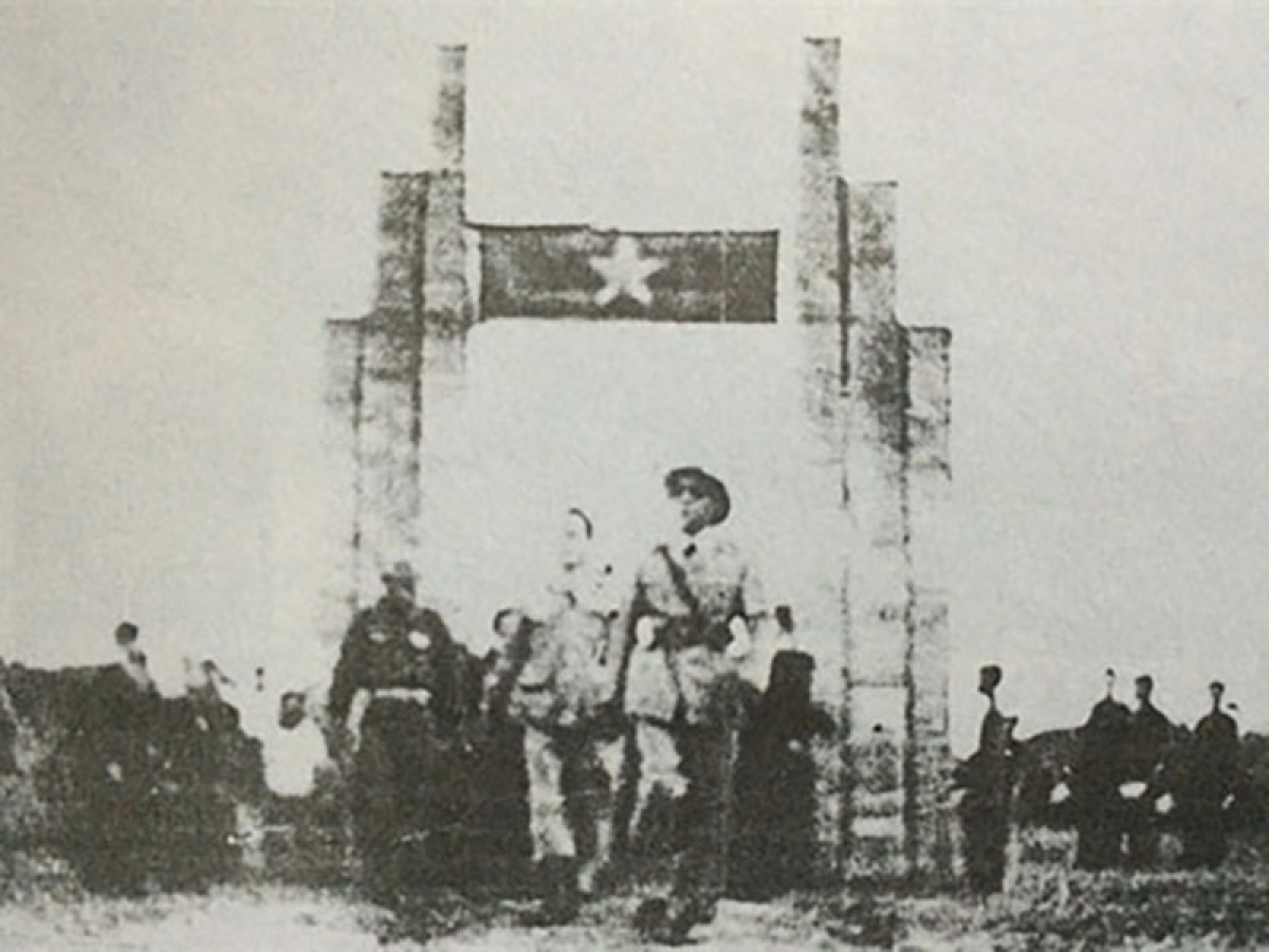Lễ thụ phong Trung tướng Nguyễn Bình - vị Trung tướng đầu tiên của Quân đội nhân dân Việt Nam tại làng Nhơn Hòa Lập, tỉnh Đồng Tháp (7/1948). Nguồn: Ảnh tư liệu.