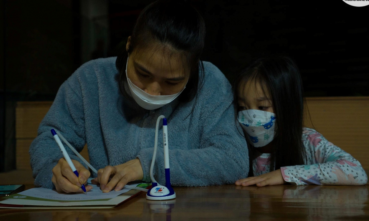 Có phụ huynh còn đưa con nhỏ đi xếp hàng mua hồ sơ vào lớp 1. (Ảnh: Marie Curie)