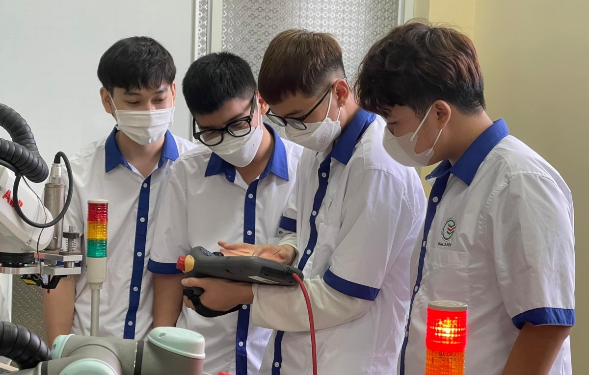 Sinh viên trường Cao đẳng nghề Hải Dương thực hành với thiết bị hiện đại