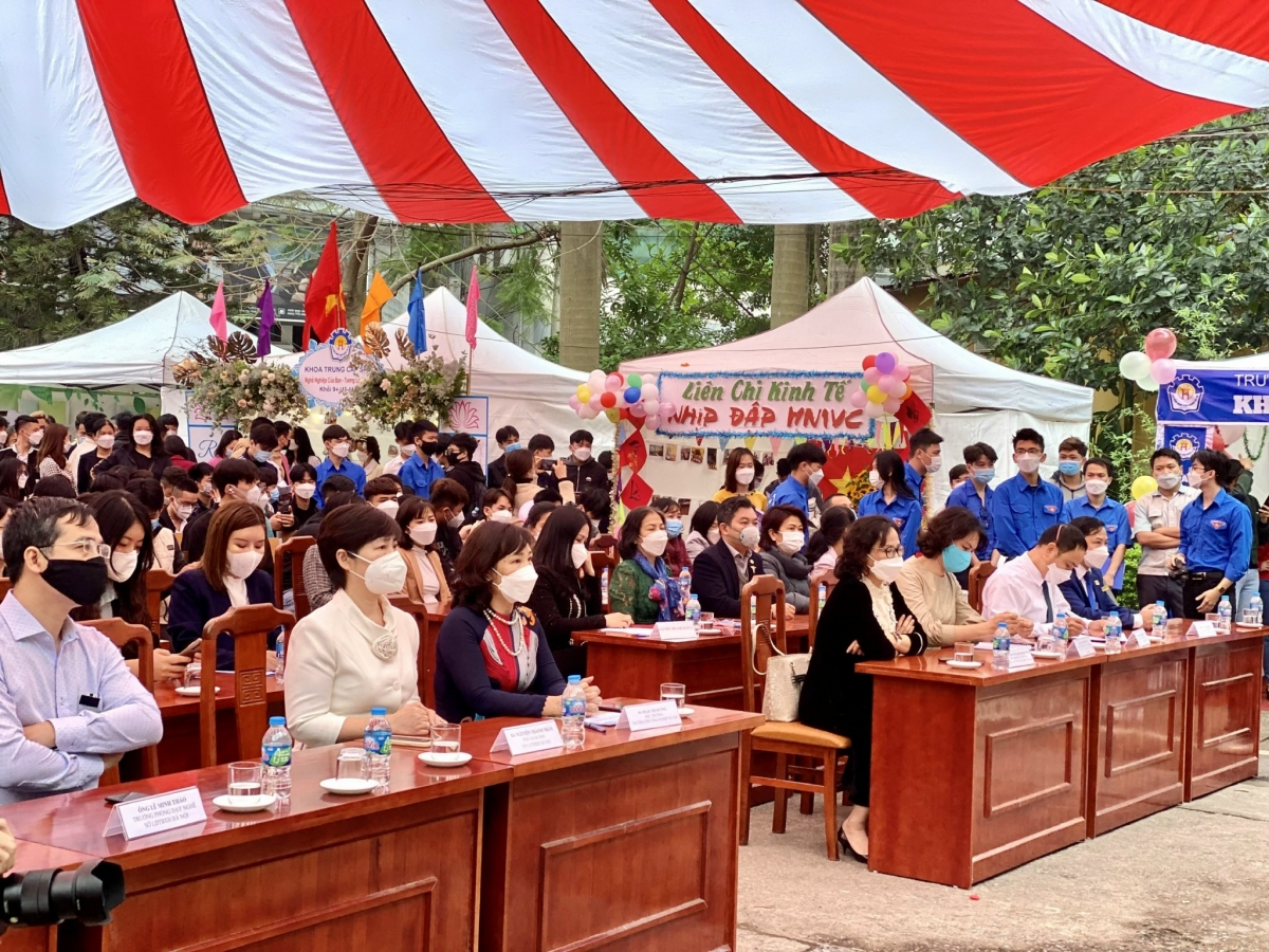 Phiên giao dịch việc làm được trường Cao đẳng nghề Công nghiệp Hà Nội tổ chức nhằm kết nối học viên và doanh nghiệp 