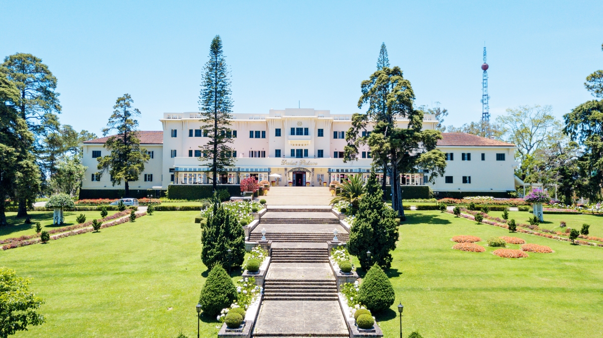 Điểm ấn tượng của Dalat Palace là 7,5 ha thảm cỏ với các loại cây xanh và hoa