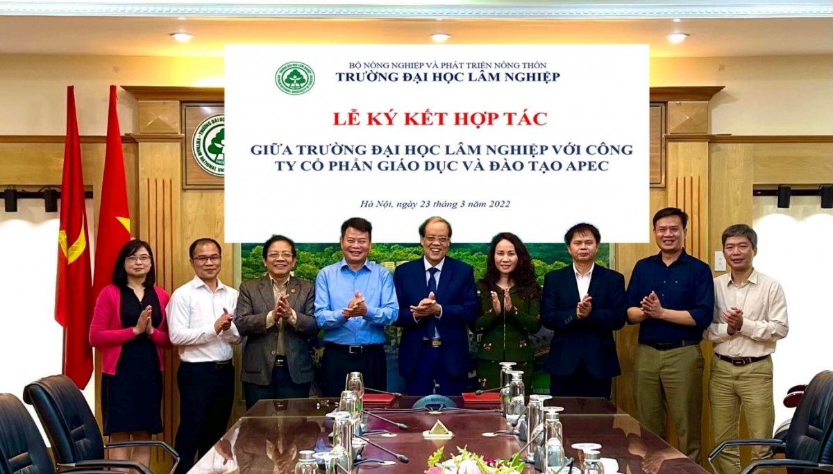 Lãnh đạo Trường ĐH Lâm Nghiệp và Công ty Cổ phần Giáo dục và đào tạo APEC tại lễ ký kết hợp tác 
