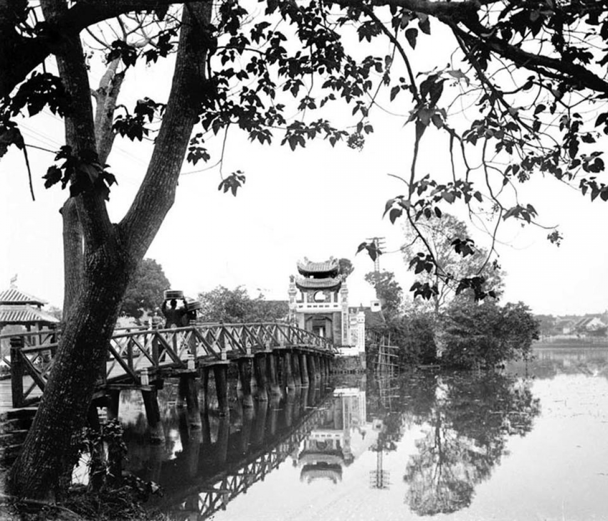 Khung cảnh Hồ Gươm nhìn từ đầu cầu Thê Húc.