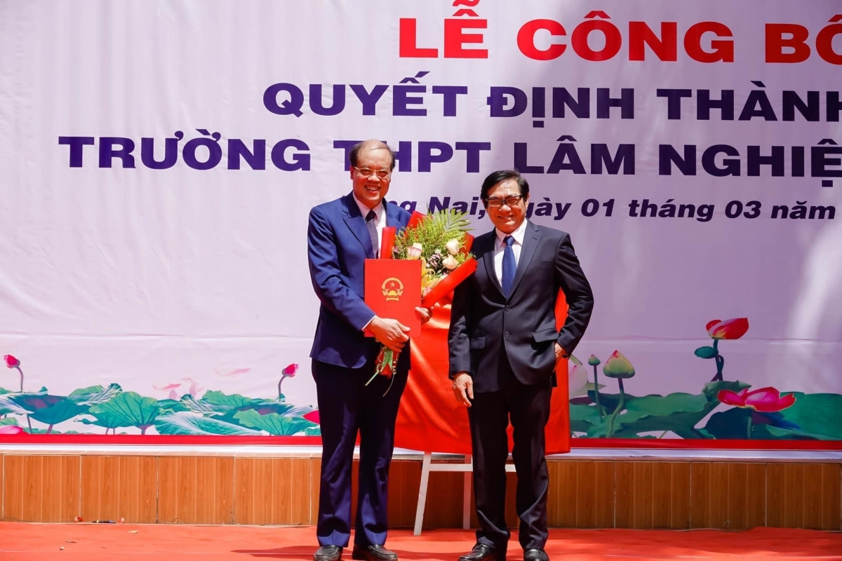 Đồng chí Nguyễn Sơn Hùng, Phó Chủ tịch UBND tỉnh Đồng Nai trao quyết định thành lập trường THPT Lâm Nghiệp cho GSTS Trần Văn Chứ - Hiệu trưởng trường ĐH Lâm Nghiệp 