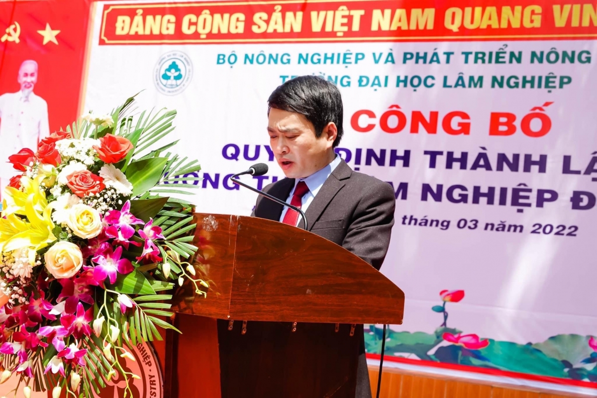 Ông Kiều Chí Đức - Phó Trưởng phòng tổ chức cán bộ - ĐH Lâm Nghiệp đọc quyết định bổ nhiệm BGH trường THPT Lâm Nghiệp  Đồng Nai 