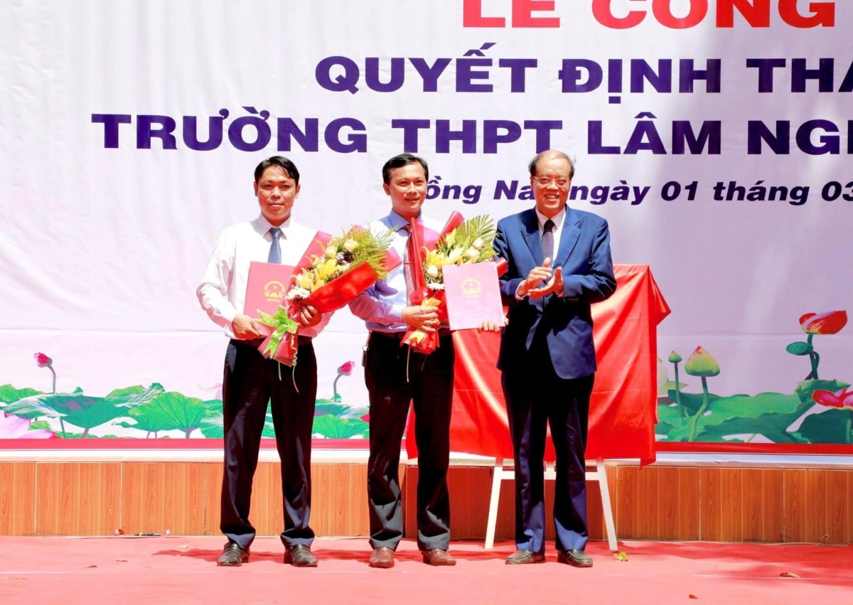 GS.TS Trần Văn Chứ, Hiệu trưởng trường ĐH Lâm Nghiệp trao quyết định Hiệu trưởng trường THPT Lâm Nghiệp Đồng Nai cho ông Nguyễn Trường Sơn, trao quyết định Phó Hiệu trưởng cho ông Nguyễn Kim Hậu 