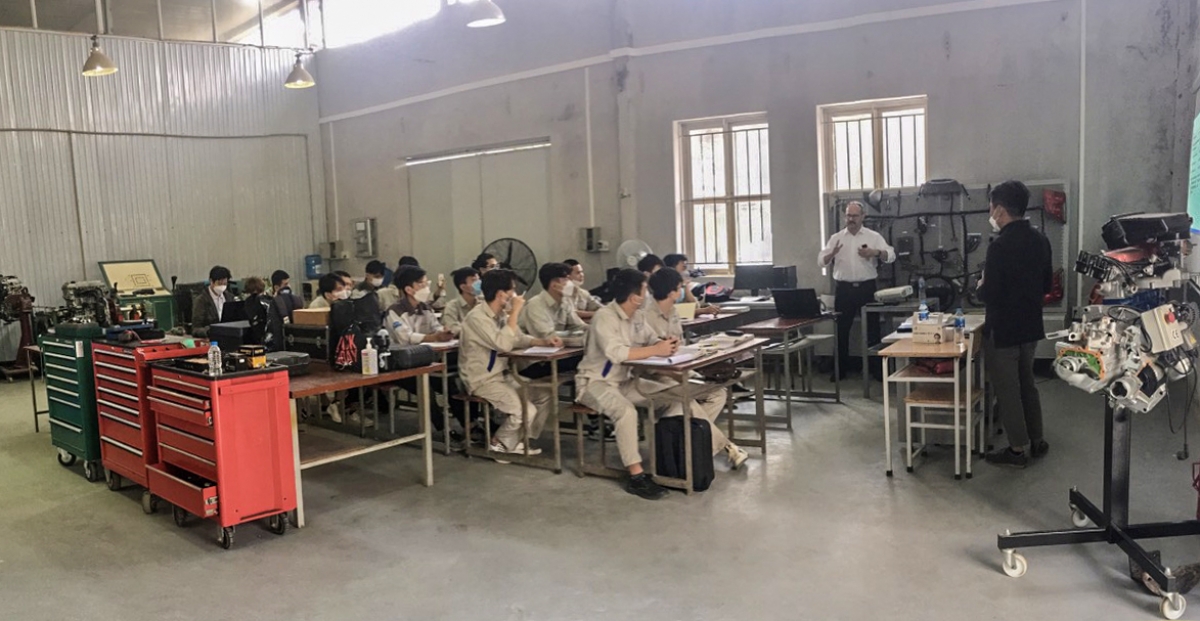 Chuyên gia CHLB Đức hướng dẫn đào tạo nghề theo tiêu chuẩn Quốc tế tại trường
Cao đẳng Công nghiệp Hà Nội. 