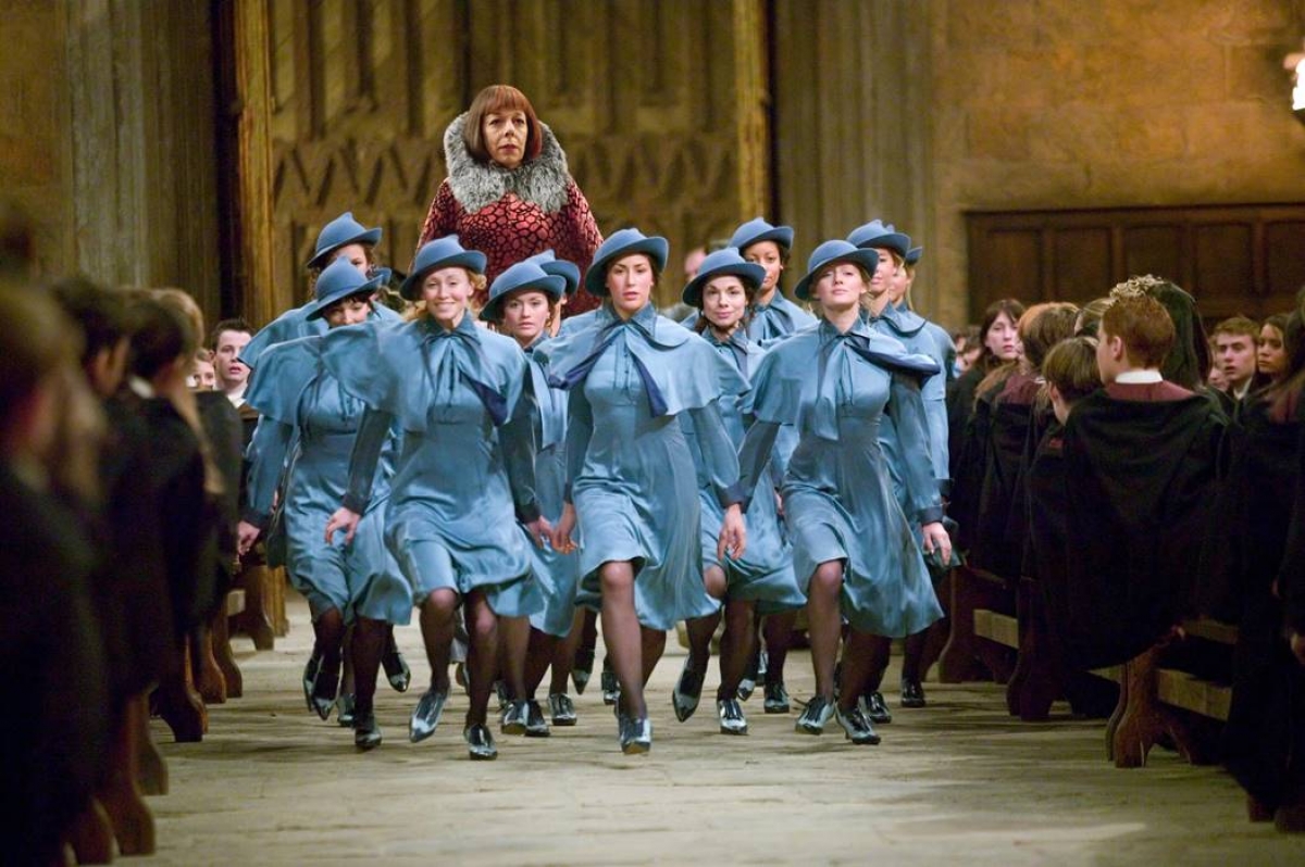 Cô và trò trường Beauxbatons từng có màn xuất hiện ấn tượng trong phần phim thứ 4 Harry Potter Và Chiếc Cốc Lửa.