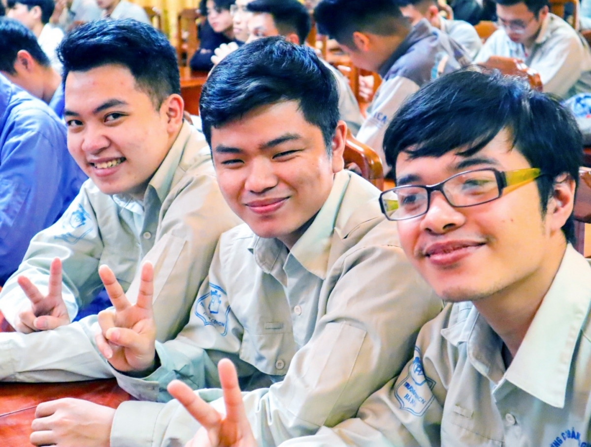 Từ bỏ cơ hội học đại học, Khúc Tuấn Linh (ngoài cùng, đeo kính) đang có những thành công bước đầu khi theo học trường nghề. 