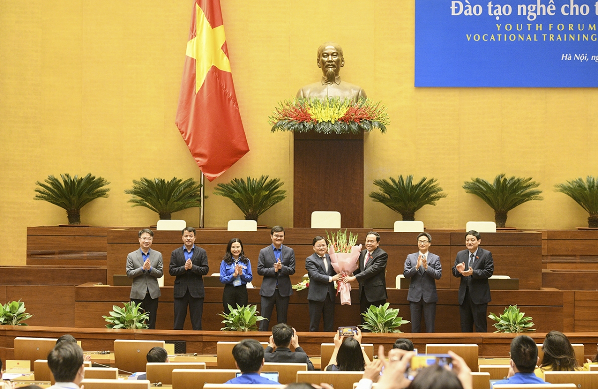 Phó Chủ tịch Thường trực Quốc hội Trần Thanh Mẫn tặng hoa và chụp ảnh lưu niệm với đại diện Trung ương Đoàn Thanh niên Cộng sản Hồ Chí Minh.