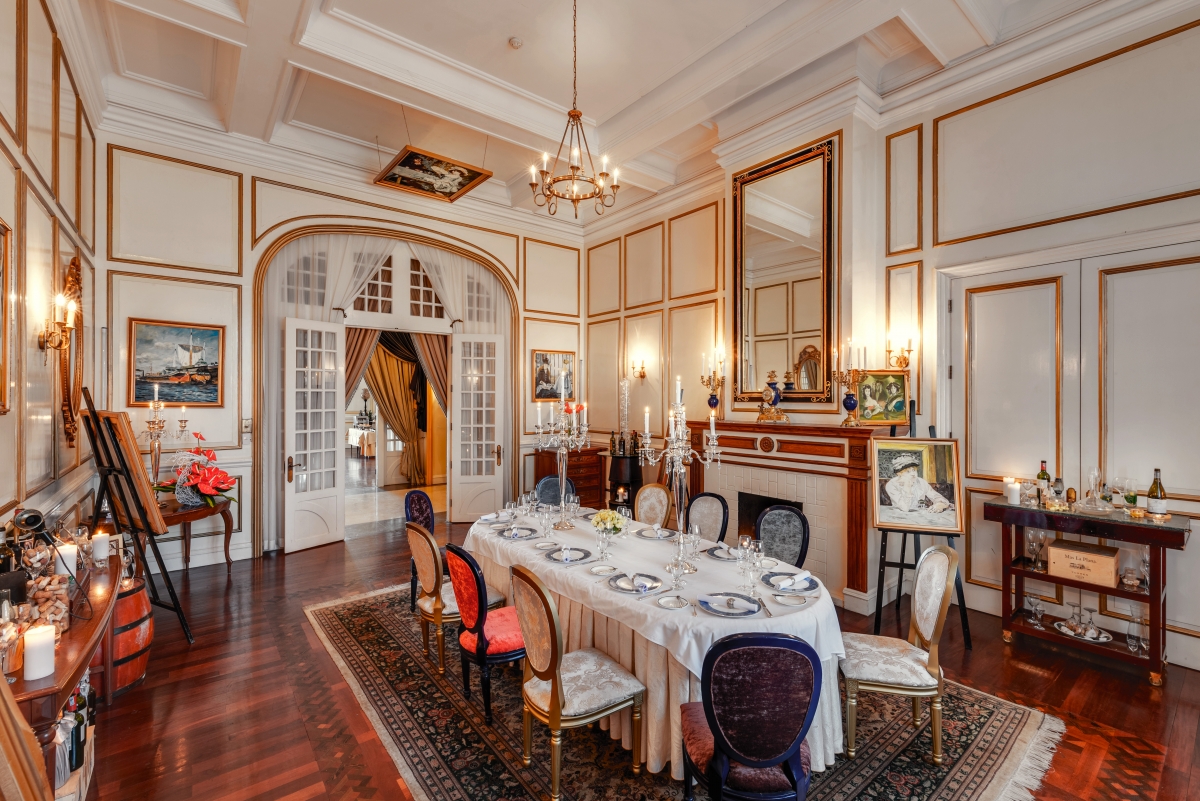 Phong Monet của khách sạn Dalat Palace, nơi được trang trí bởi các bức họa chép của danh họa Monet