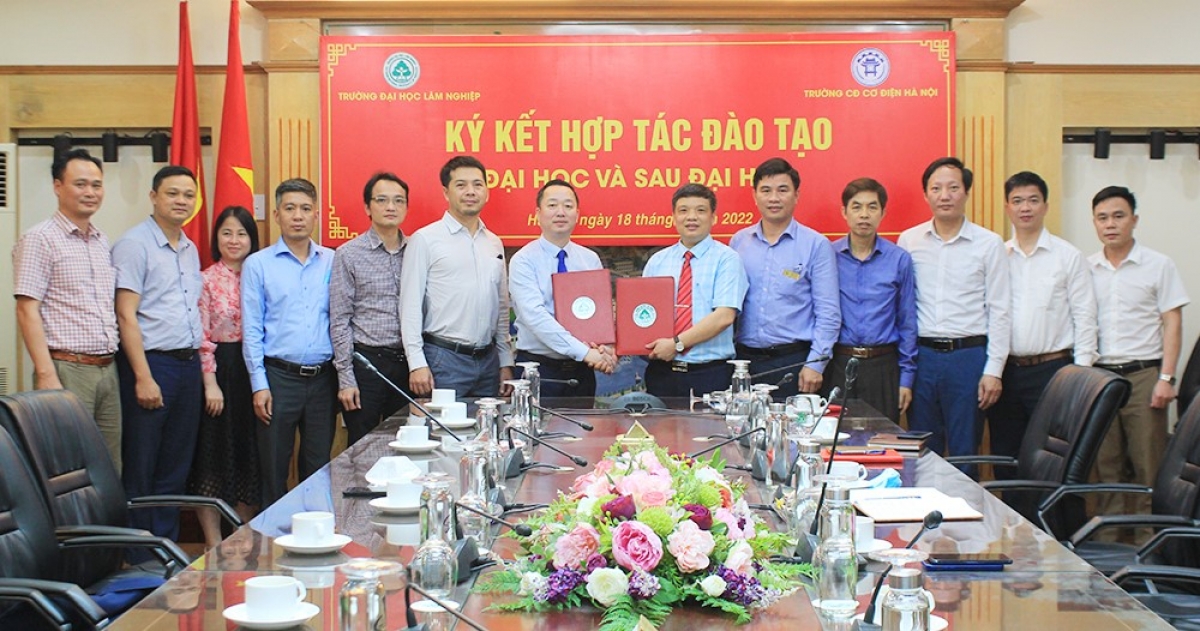 Hình ảnh lễ ký kết hợp tác giữa trường ĐH Lâm Nghiệp  với Trường Cao đẳng Cơ điện Hà Nội 