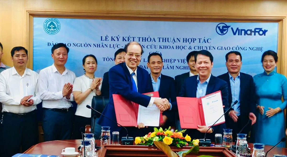 Lễ ký kết thỏa thuận hợp tác Nghiên cứu khoa học và chuyển giao công nghệ giữa Tổng công ty Lâm Nghiệp Việt Nam ( VINAFOR) và Trường Đại học Lâm Nghiệp ( VNUF) .