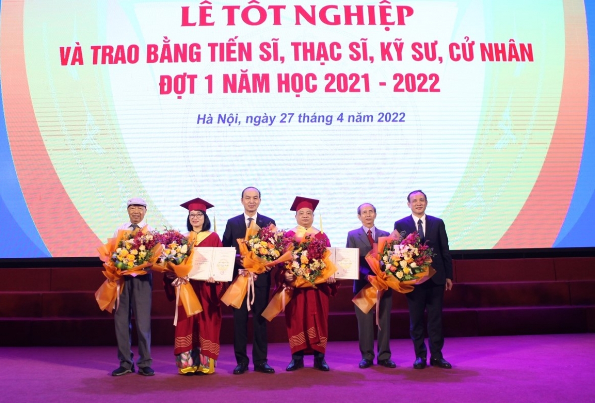 Lãnh đạo trường ĐH Thủy lợi chúc mừng 2 tân tiến sĩ và tri ân các giảng viên hướng dẫn