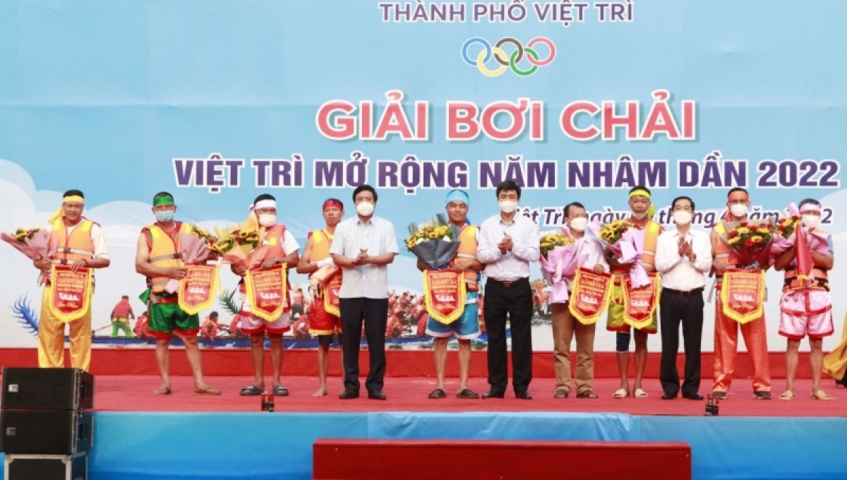 Ban tổ chức tặng cờ lưu niệm cho các đội trước khi bước vào cuộc thi 
