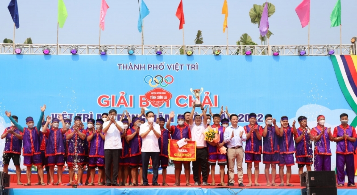 Ban tổ chức trao giải nhất cho đội đến từ huyện Quỳnh Nhai, tỉnh Sơn La
Giải bơi chải thành phố Việt Trì mở rộng năm 2022 được tổ chức nhằm gìn giữ và tôn vinh giá trị văn hóa đặc sắc của nghệ thuật bơi chải, qua đó nhằm đánh giá trình độ của các tay chèo, đồng thời tiếp tục khẳng định sự lớn mạnh của phong trào thể dục thể thao thành phố Việt Trì. Đây cũng là hoạt động thường niên đầy ý nghĩa được tổ chức vào dịp Lễ Giỗ Tổ Hùng Vương hàng năm.
