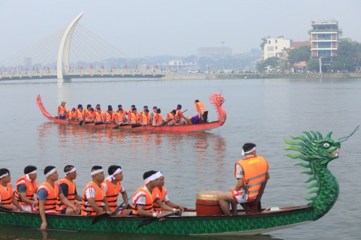 Các đội bơi chuẩn bị sẵn sàng cho thi đầu