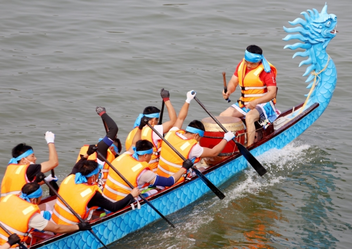 Từng thành viên trong đội bơi thể hiện sự quyết tâm
