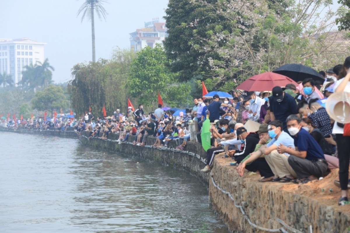 Đông đảo người dân đến cổ vũ các đội bơi