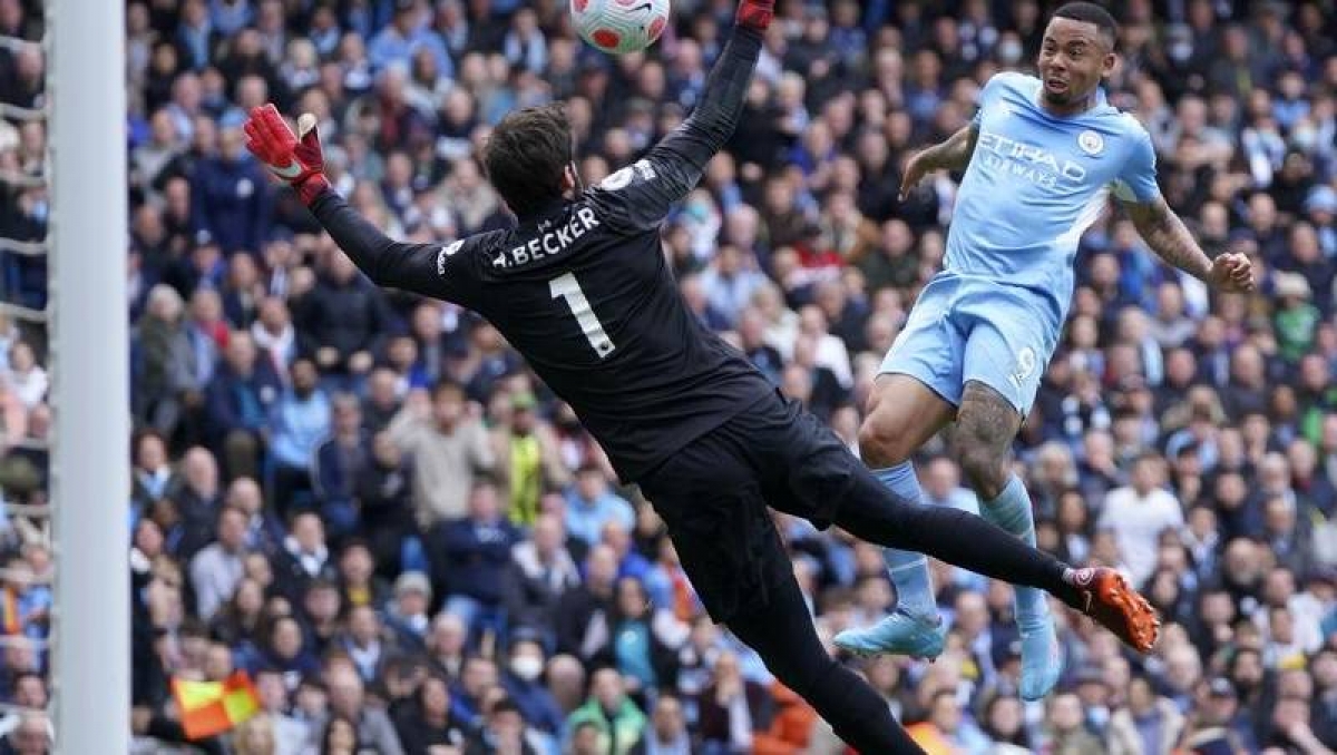 Gabriel Jesus sút bóng qua tầm truy cản của thủ môn Alisson Becker (Ảnh: Internet)