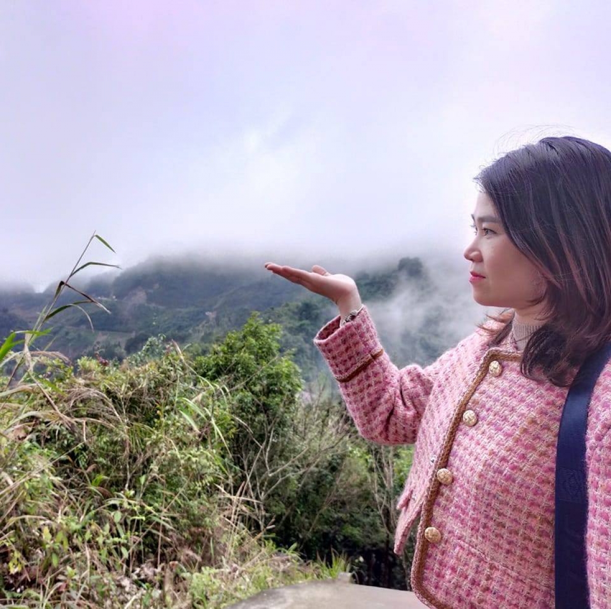 Chị Hương check-in tại Cổng trời,  một trong những địa danh sở hữu vẻ đẹp thiên nhiên Hà Giang đặc trưng