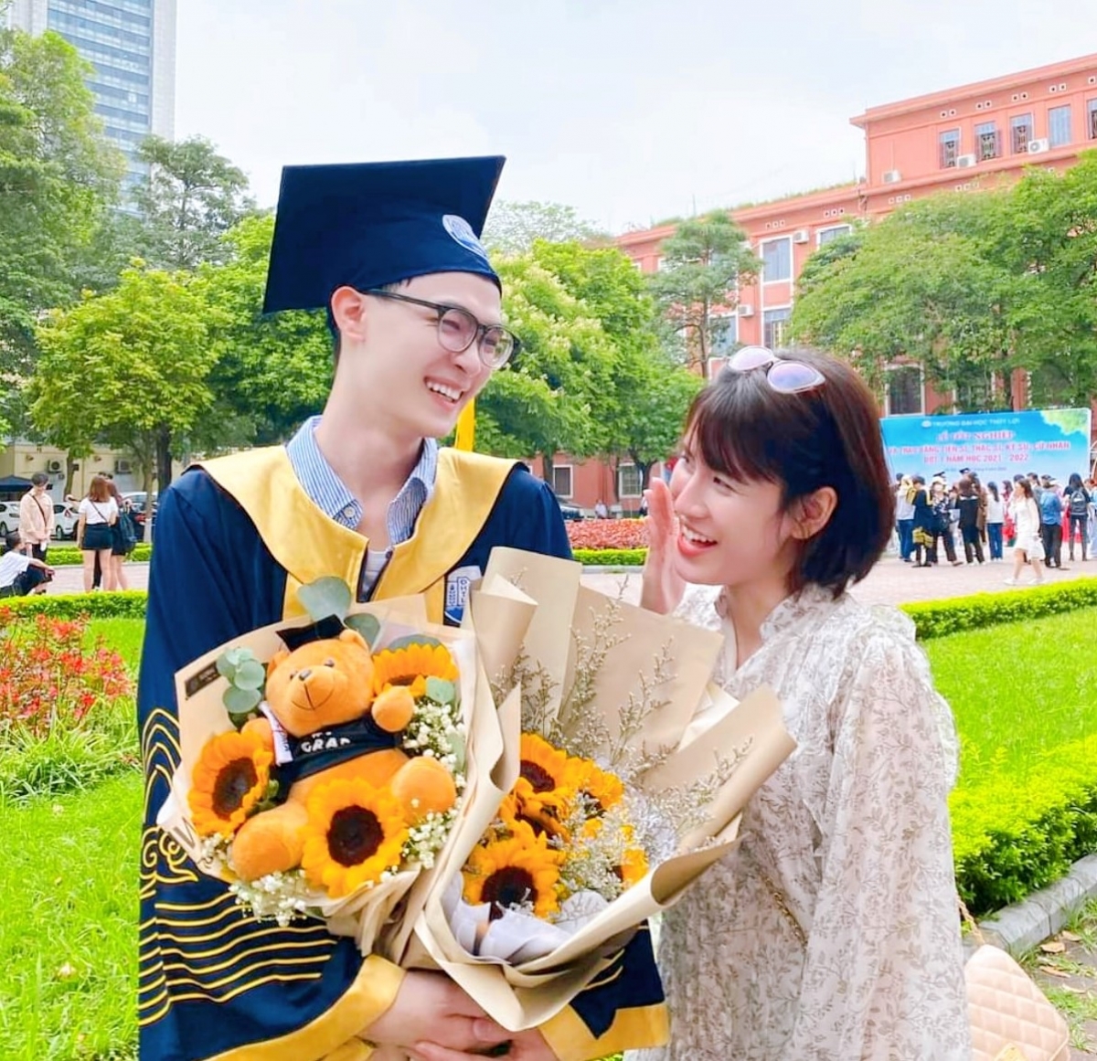 Các tân Kỹ sư, Cử nhân lưu giữ kỷ niệm với bạn bè, người thân
 