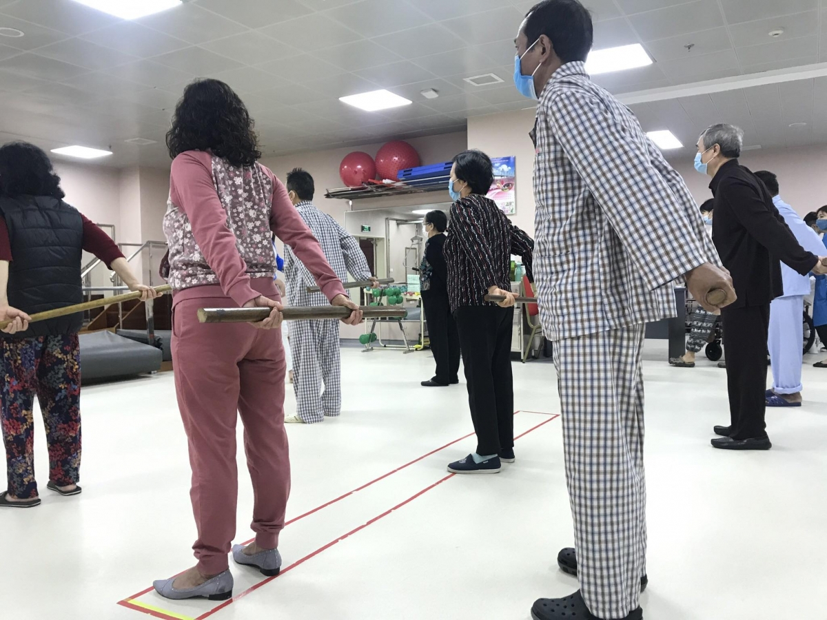 Bệnh nhân bị viêm quanh khớp vai được hướng dẫn tập luyện tại Bệnh viện TƯ Quân Đội 108