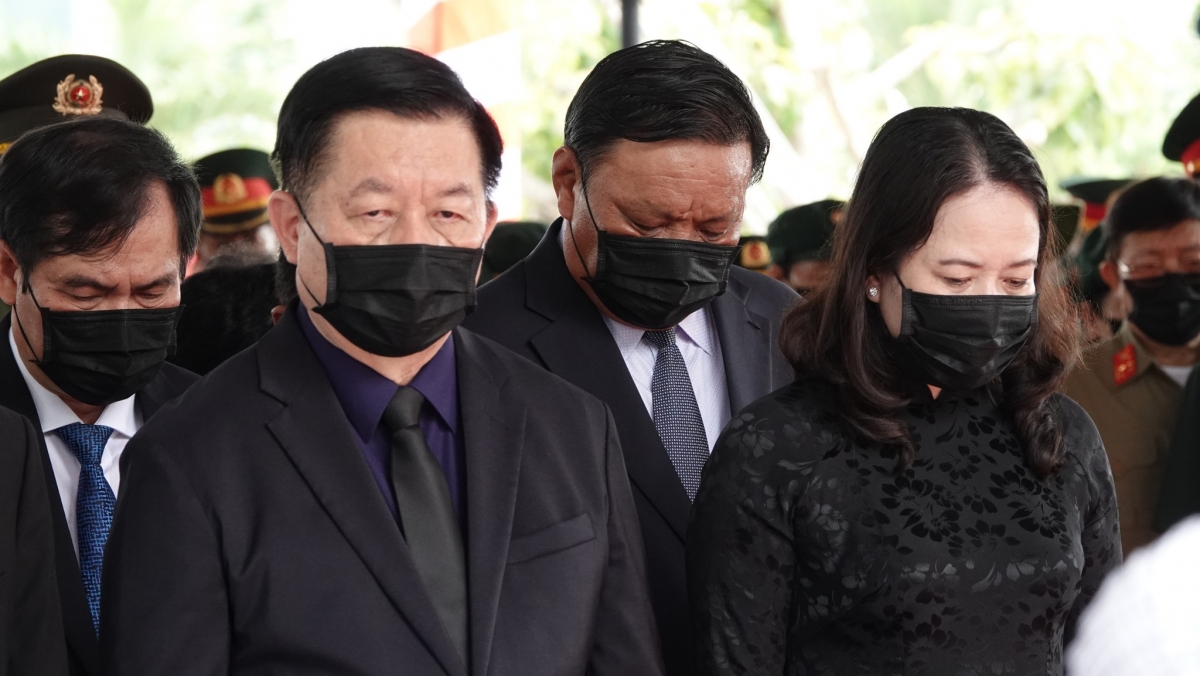 Trưởng ban Tuyên giáo T.Ư Nguyễn Trọng Nghĩa và Phó chủ tịch nước Võ Thị Ánh Xuân (hàng đầu) dự lễ truy điệu, an táng các anh hùng liệt sĩ hy sinh năm 1966 tại đồi Xuân Sơn