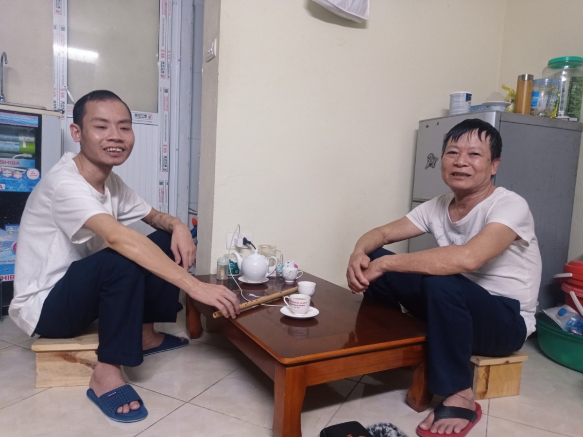 Phòng trọ của bố con ông Hạnh