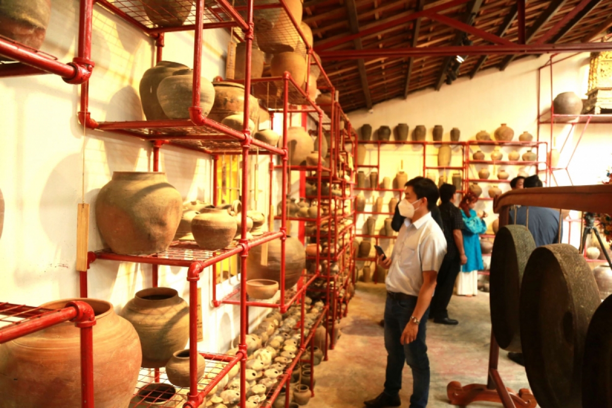 Khách tham quan bảo tàng
 