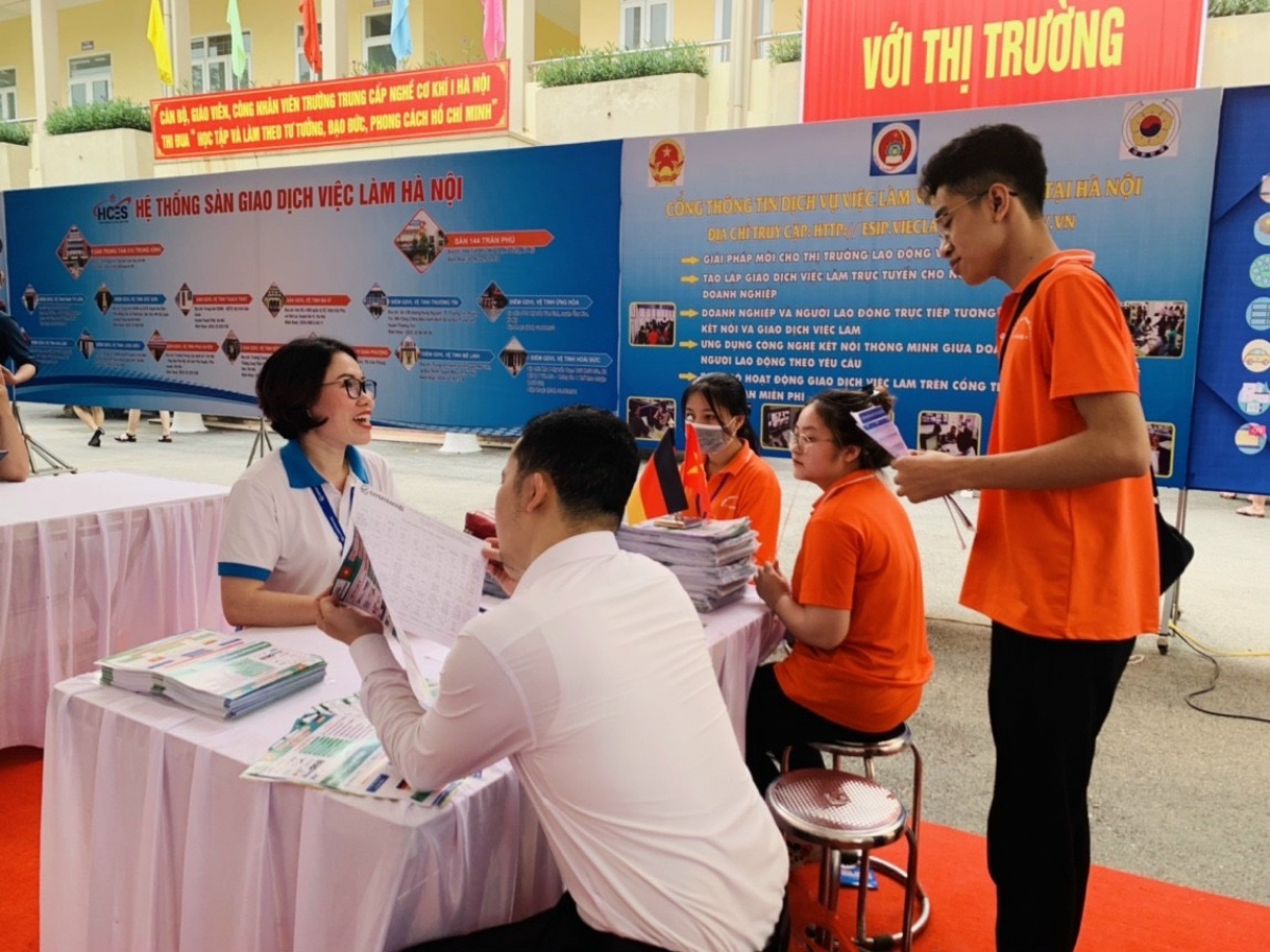 Bà Sơn Ca (Ngoài cùng bên trái ảnh) hỗ trợ thông tin về du học nghề cho những học viên có nhu cầu.