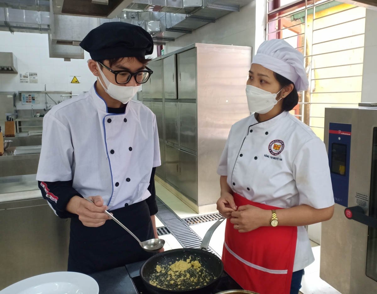 Cô Đặng Nguyệt An, giảng viên khoa chế biến món ăn ​​​​​(Trường Cao đẳng Du lịch Hải Phòng) trong giờ dạy thực hành.