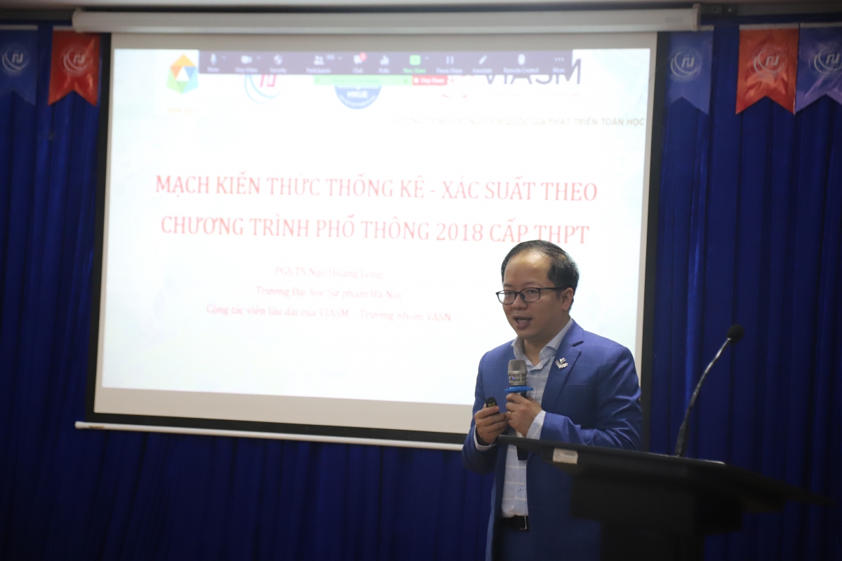 PGS.TS Ngô Hoàng Long giảng bài tại Khóa tập huấn cho giáo viên Toán THPT 